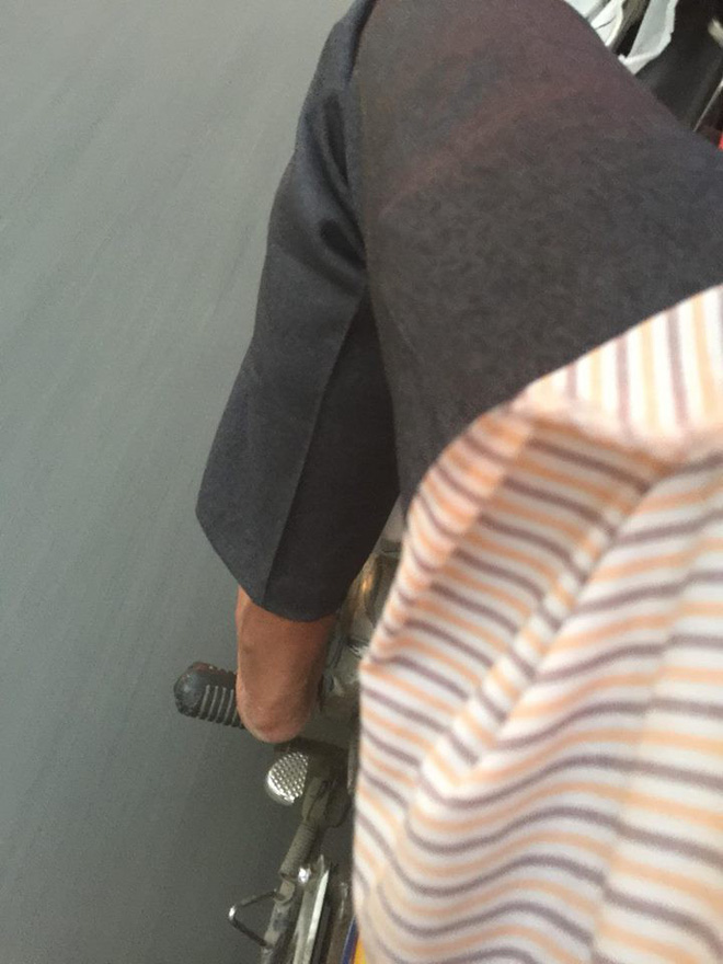 Bắt gặp chú xe ôm Sài Gòn đi chân trần hôm 23 Tết, vị khách nữ đã có có hành động bất ngờ khiến dân mạng dậy sóng