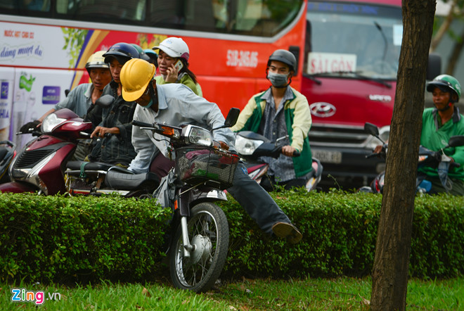 Người dân bắt đầu về quê, các cửa ngõ Sài Gòn ùn tắc Người dân bắt đầu về quê, các cửa ngõ Sài Gòn ùn tắc