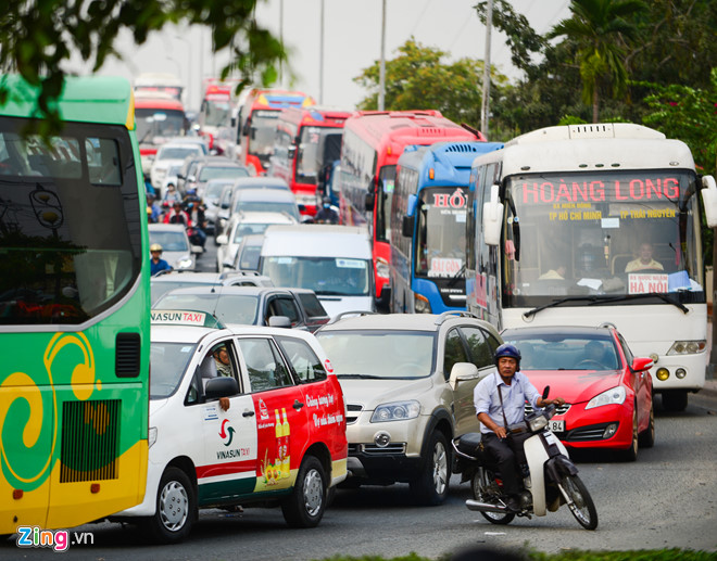 Người dân bắt đầu về quê, các cửa ngõ Sài Gòn ùn tắc Người dân bắt đầu về quê, các cửa ngõ Sài Gòn ùn tắc