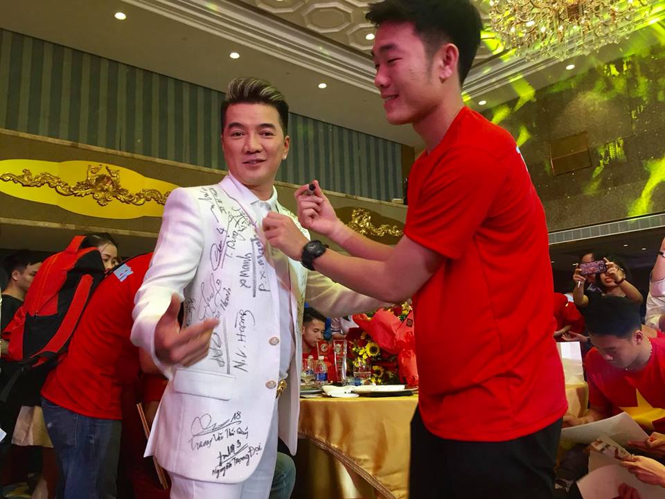 Đàm Vĩnh Hưng bênh U23 Việt Nam vì người hùng cũng không yên thân Đàm Vĩnh Hưng bênh U23 Việt Nam vì người hùng cũng không yên thân