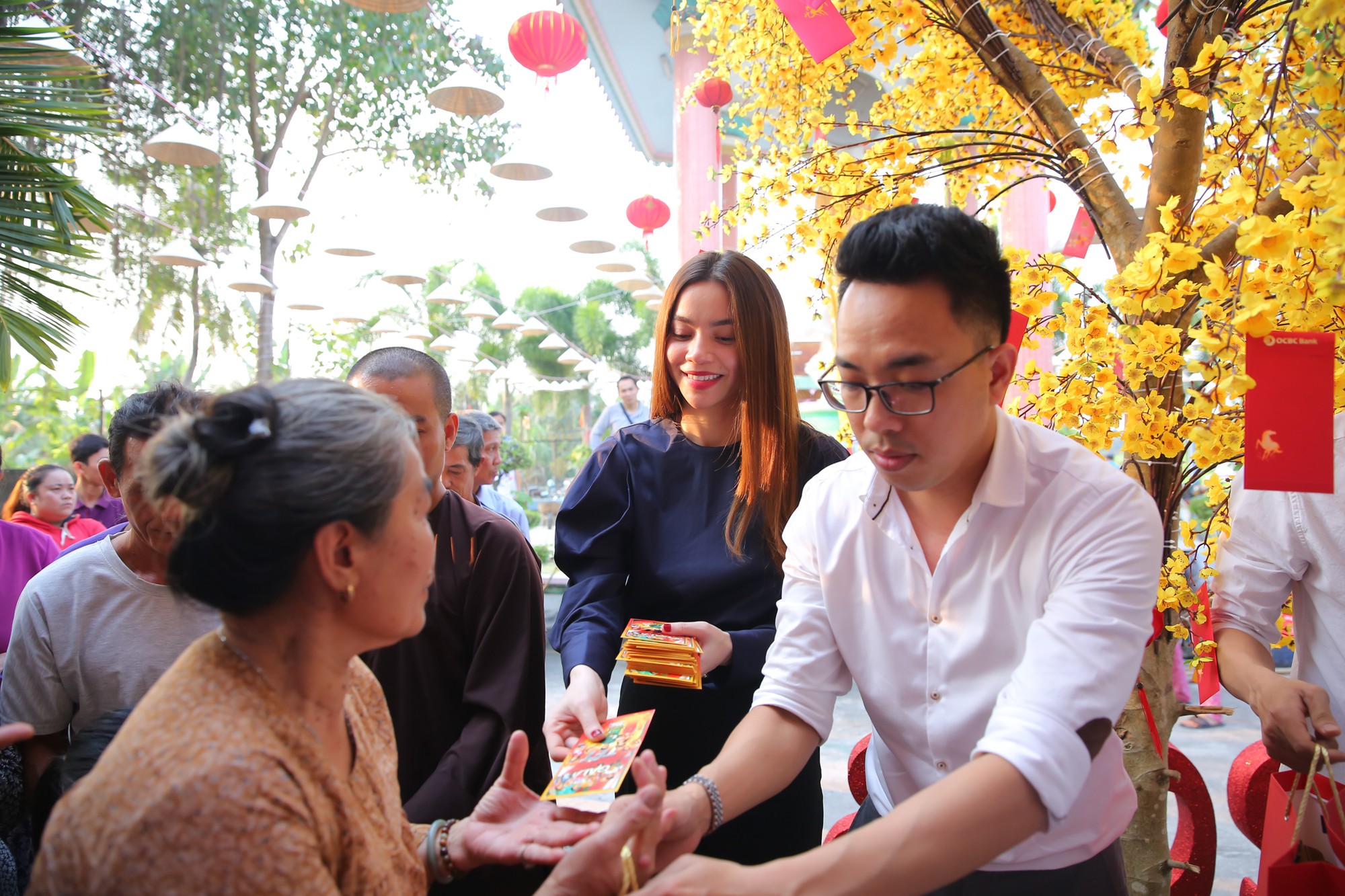 Hồ Ngọc Hà dành cả ngày làm từ thiện, đi xe máy trao quà Tết cho người vô gia cư lúc nửa đêm