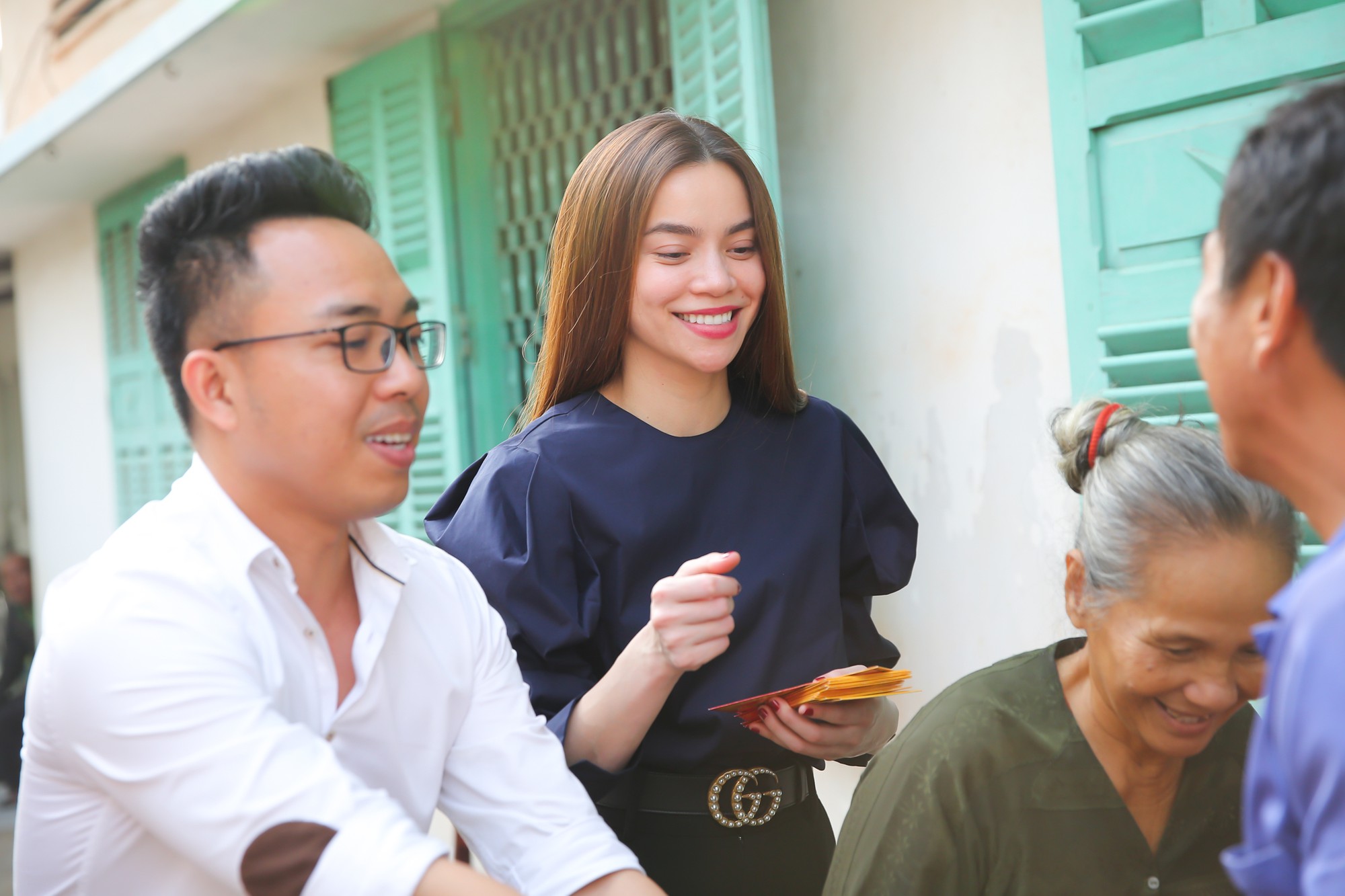 Hồ Ngọc Hà dành cả ngày làm từ thiện, đi xe máy trao quà Tết cho người vô gia cư lúc nửa đêm Hồ Ngọc Hà dành cả ngày làm từ thiện, đi xe máy trao quà Tết cho người vô gia cư lúc nửa đêm