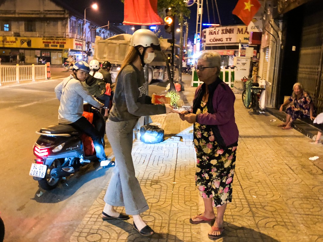 Hồ Ngọc Hà dành cả ngày làm từ thiện, đi xe máy trao quà Tết cho người vô gia cư lúc nửa đêm Hồ Ngọc Hà dành cả ngày làm từ thiện, đi xe máy trao quà Tết cho người vô gia cư lúc nửa đêm
