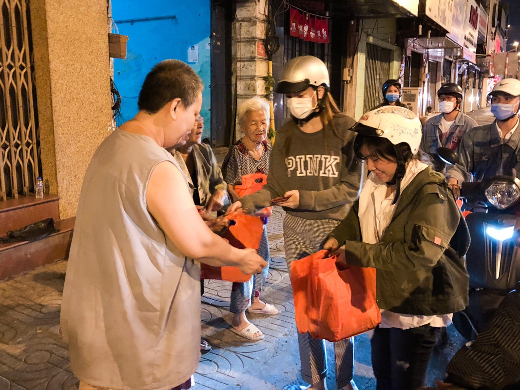 Hồ Ngọc Hà dành cả ngày làm từ thiện, đi xe máy trao quà Tết cho người vô gia cư lúc nửa đêm