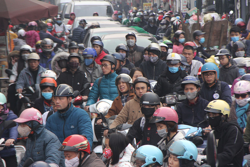 Chôn chân giữa đường ngày giáp Tết, tài xế xe tải cầu cứu