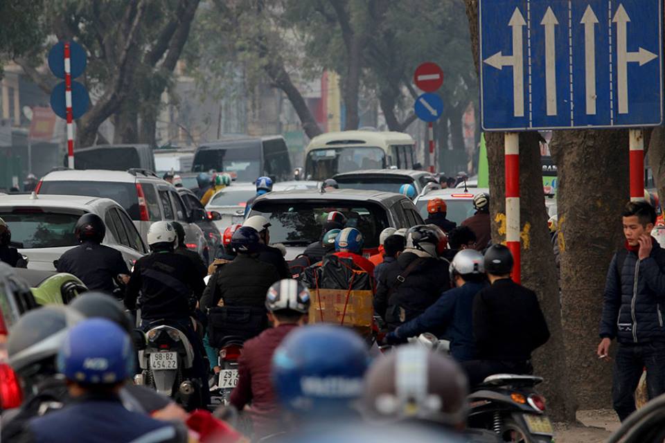 Chôn chân giữa đường ngày giáp Tết, tài xế xe tải cầu cứu