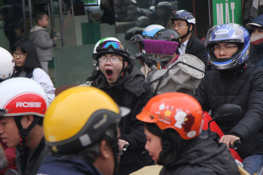 Chôn chân giữa đường ngày giáp Tết, tài xế xe tải cầu cứu