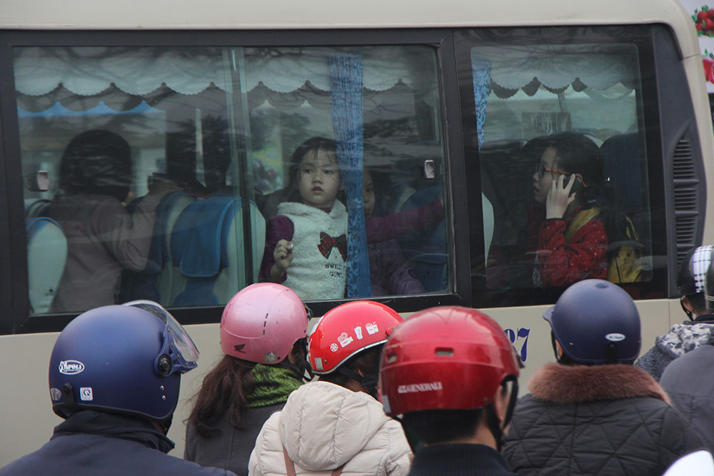 Chôn chân giữa đường ngày giáp Tết, tài xế xe tải cầu cứu