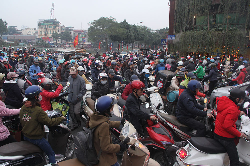 Chôn chân giữa đường ngày giáp Tết, tài xế xe tải cầu cứu