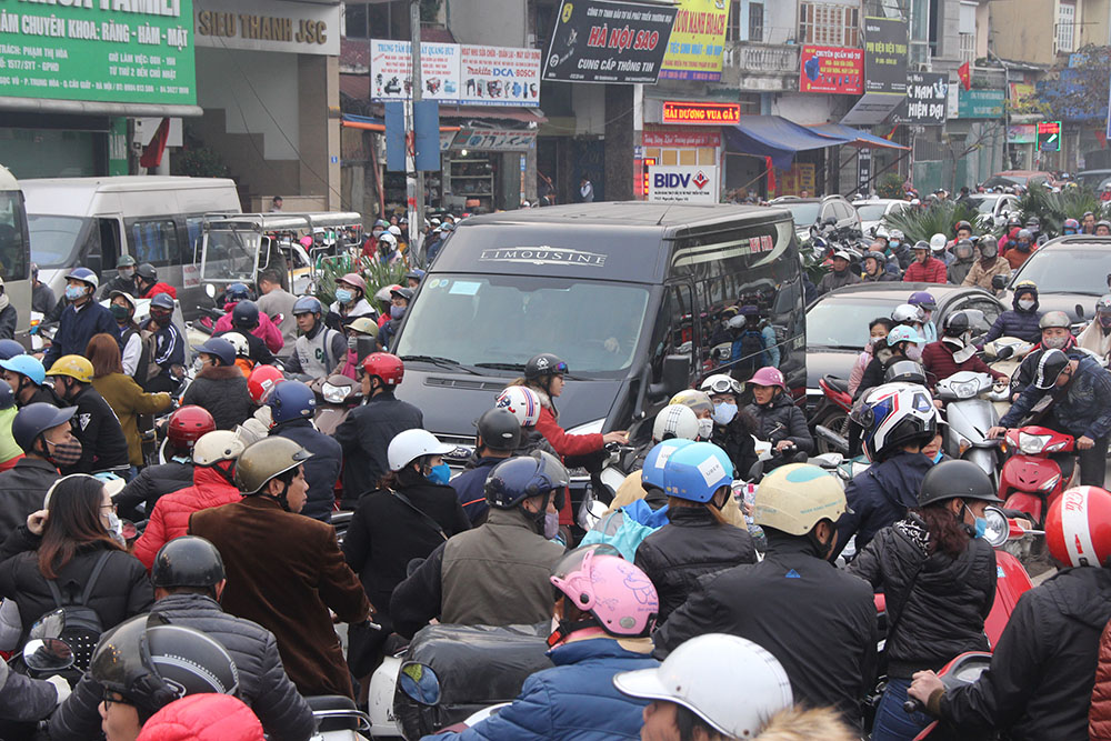 Chôn chân giữa đường ngày giáp Tết, tài xế xe tải cầu cứu