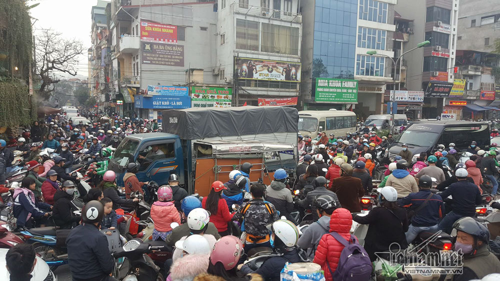 Chôn chân giữa đường ngày giáp Tết, tài xế xe tải cầu cứu Chôn chân giữa đường ngày giáp Tết, tài xế xe tải cầu cứu