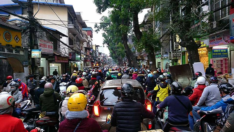 Chôn chân giữa đường ngày giáp Tết, tài xế xe tải cầu cứu