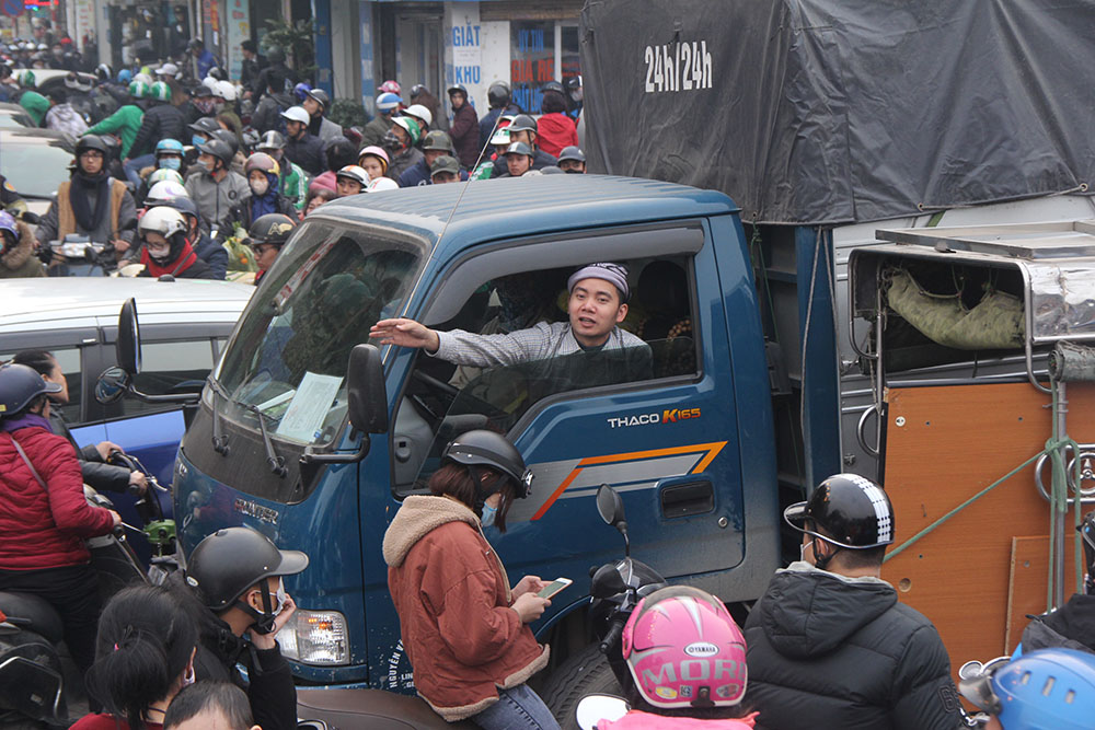 Chôn chân giữa đường ngày giáp Tết, tài xế xe tải cầu cứu