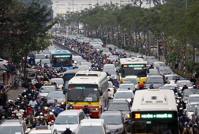 Đi lại dịp Tết: CSGT lo vỡ trận, khách sợ bị nhồi nhét