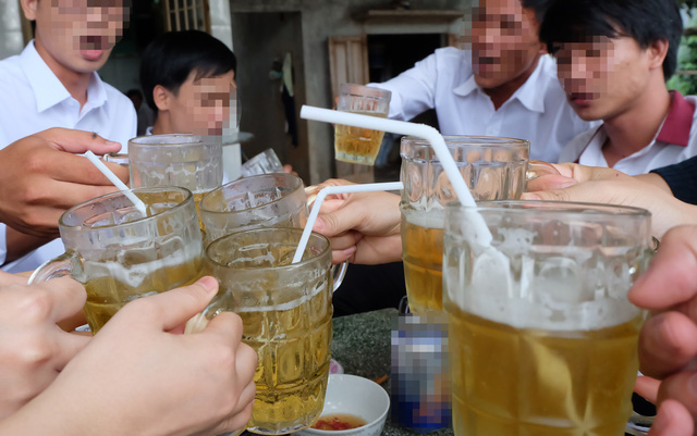 Tiệc liên hoan cuối năm: Vui thôi, đừng vui quá