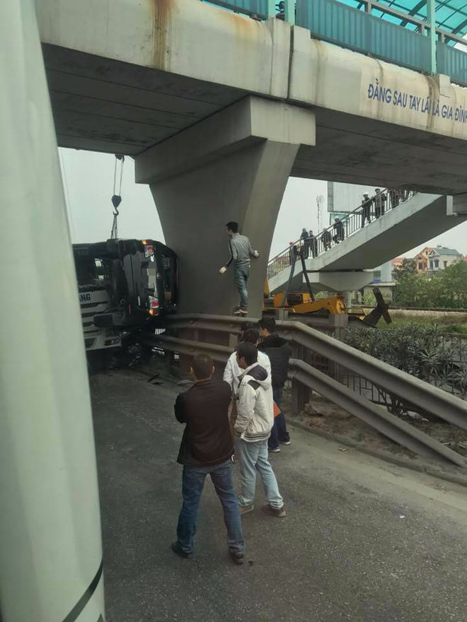 Tai nạn hy hữu: Ô tô bị kẹp dính lên mố cầu sau va chạm ở Hải Dương