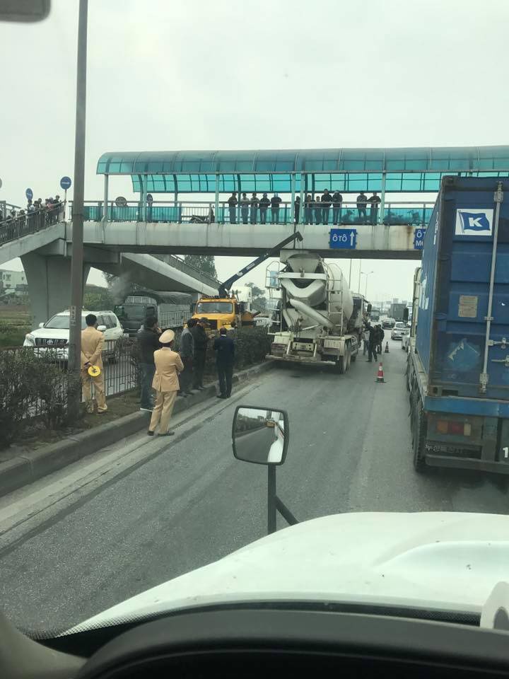 Tai nạn hy hữu: Ô tô bị kẹp dính lên mố cầu sau va chạm ở Hải Dương