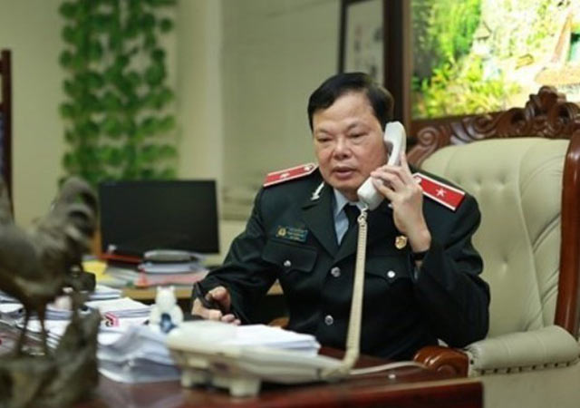 Có người báo tin cơ quan họ chuẩn bị cả chục phong bì đi biếu Tết