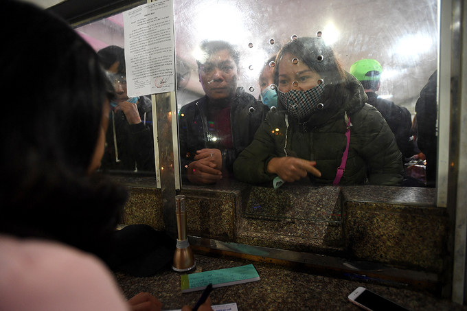 Người dân xếp hàng nhiều giờ ở bến xe để về quê trong đêm