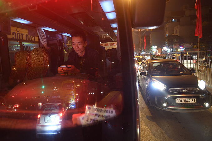 Người dân xếp hàng nhiều giờ ở bến xe để về quê trong đêm