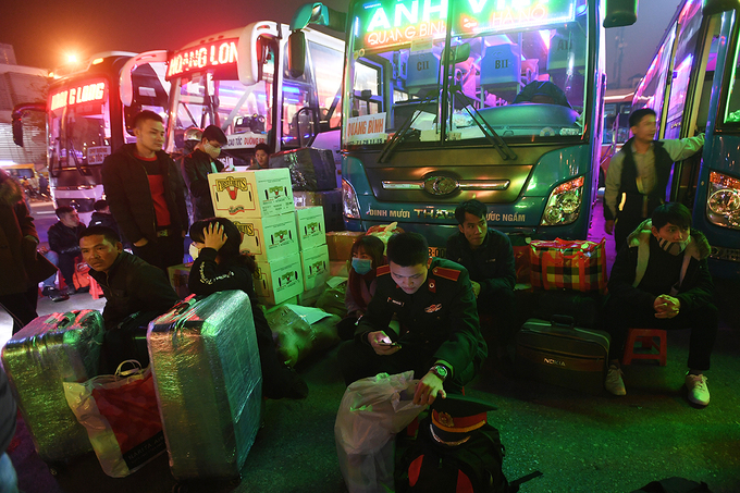 Người dân xếp hàng nhiều giờ ở bến xe để về quê trong đêm