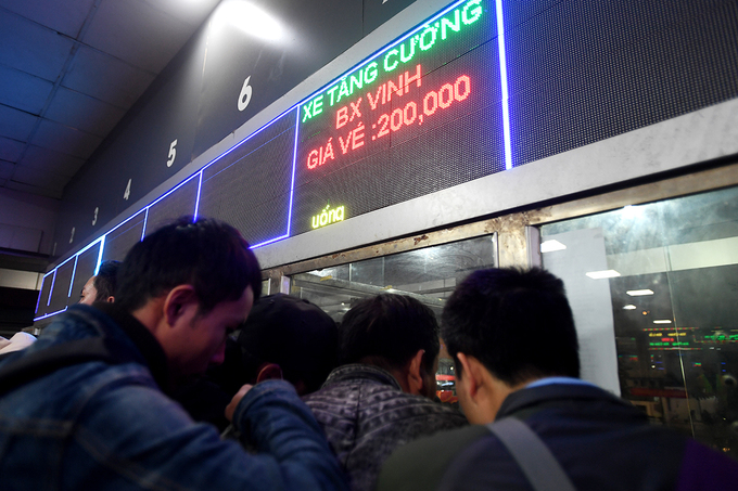 Người dân xếp hàng nhiều giờ ở bến xe để về quê trong đêm