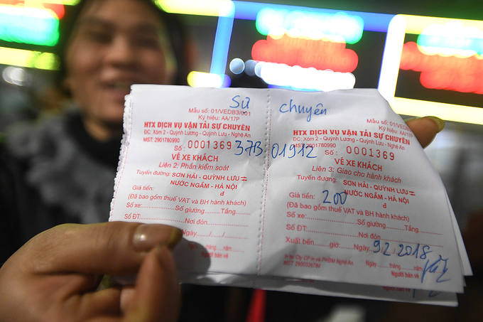 Người dân xếp hàng nhiều giờ ở bến xe để về quê trong đêm