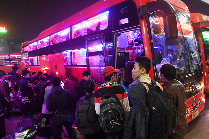 Người dân xếp hàng nhiều giờ ở bến xe để về quê trong đêm