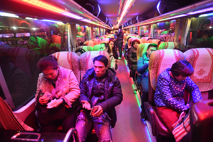 Người dân xếp hàng nhiều giờ ở bến xe để về quê trong đêm