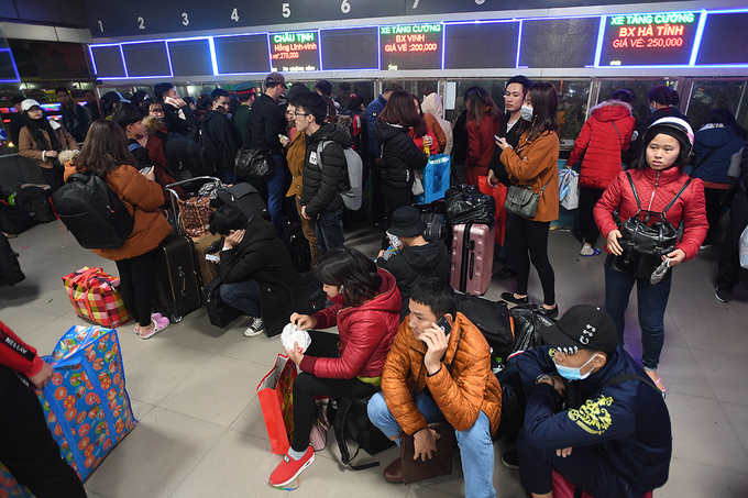 Người dân xếp hàng nhiều giờ ở bến xe để về quê trong đêm