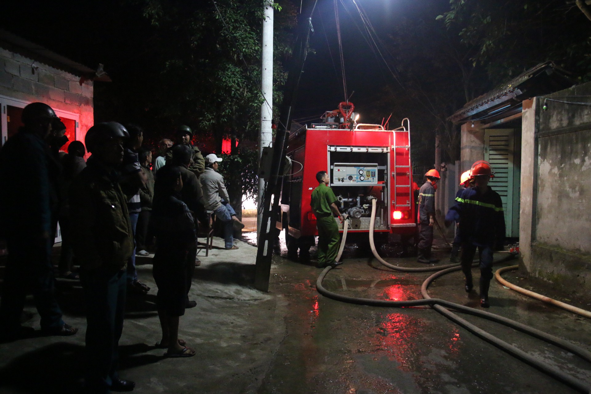 Đà Nẵng: Cháy lớn tại xưởng gỗ, hàng trăm cảnh sát PCCC được huy động dập lửa