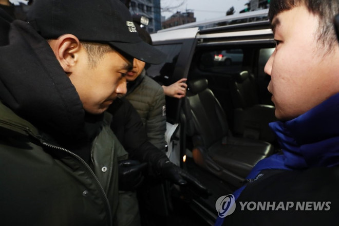 Bị bắt vì chơi ma túy, chồng Baek Ji Young cúi đầu khi nghe tên vợ