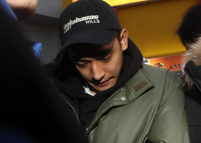 Bị bắt vì chơi ma túy, chồng Baek Ji Young cúi đầu khi nghe tên vợ