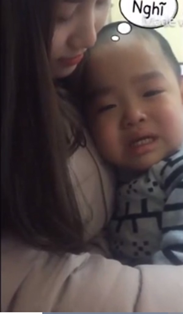 Clip cậu bé mầm non khóc nức nở vì sợ cô giáo đi lấy chồng gây sốt, nhan sắc của cô giáo khiến bao người ngẩn ngơ