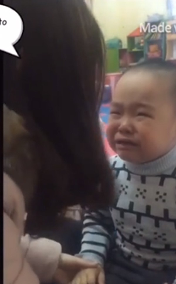 Clip cậu bé mầm non khóc nức nở vì sợ cô giáo đi lấy chồng gây sốt, nhan sắc của cô giáo khiến bao người ngẩn ngơ