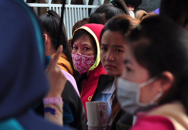 Công nhân ăn mì gói cầm cự chờ công ty trả lương trước ngày Tết