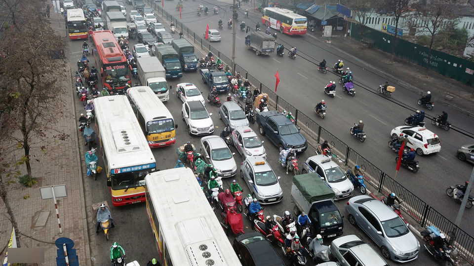 Người dân chật vật tìm lối thoát khỏi cửa ngõ Hà Nội