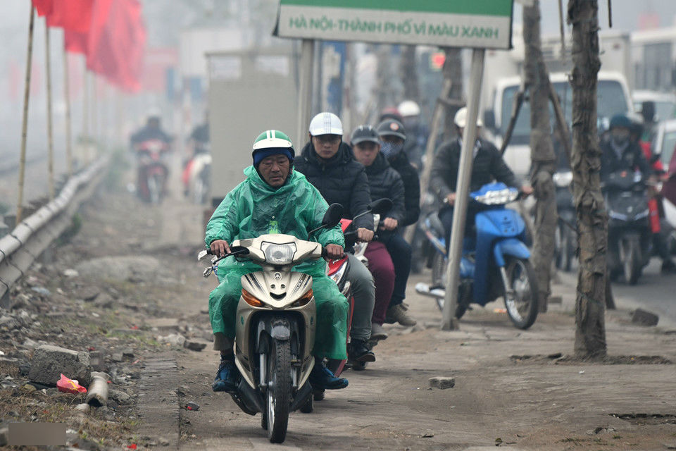 Người dân chật vật tìm lối thoát khỏi cửa ngõ Hà Nội