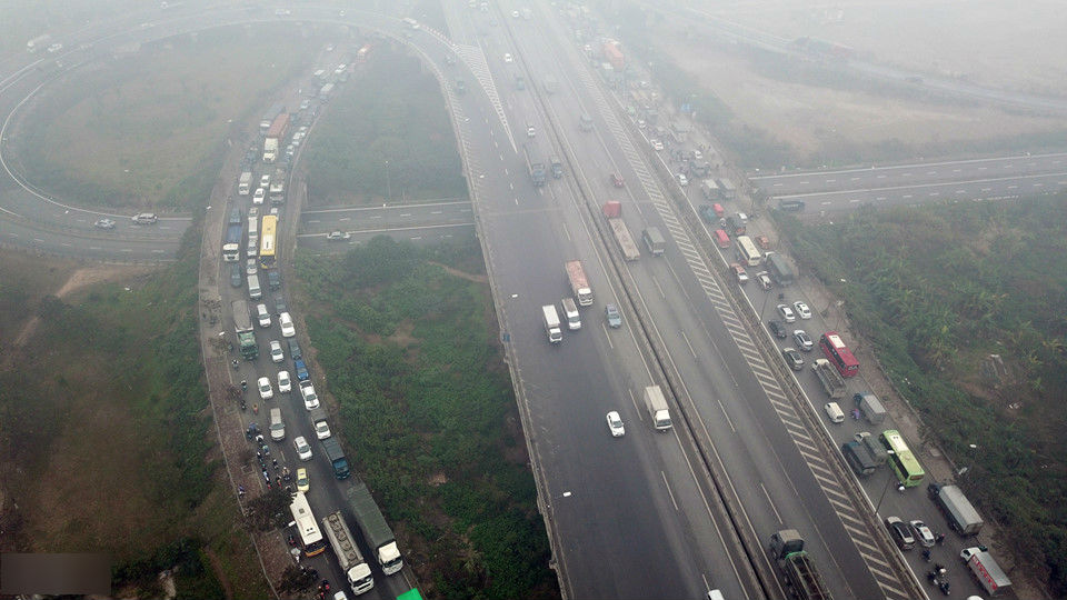 Người dân chật vật tìm lối thoát khỏi cửa ngõ Hà Nội