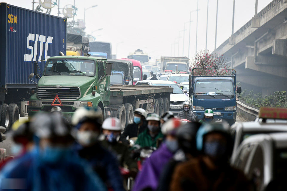 Người dân chật vật tìm lối thoát khỏi cửa ngõ Hà Nội