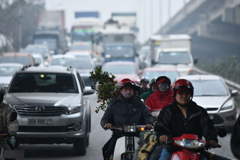 Người dân chật vật tìm lối thoát khỏi cửa ngõ Hà Nội