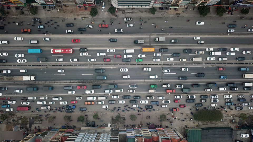 Người dân chật vật tìm lối thoát khỏi cửa ngõ Hà Nội