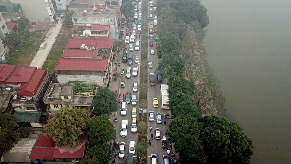 Người dân chật vật tìm lối thoát khỏi cửa ngõ Hà Nội