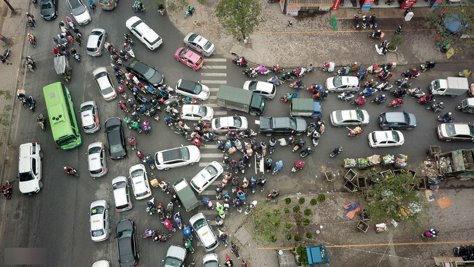 Người dân chật vật tìm lối thoát khỏi cửa ngõ Hà Nội