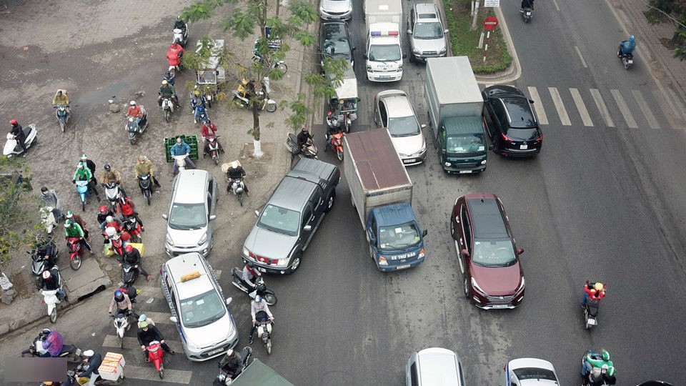 Người dân chật vật tìm lối thoát khỏi cửa ngõ Hà Nội
