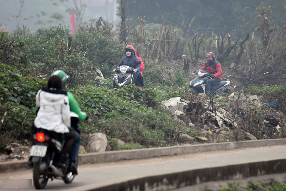 Người dân chật vật tìm lối thoát khỏi cửa ngõ Hà Nội