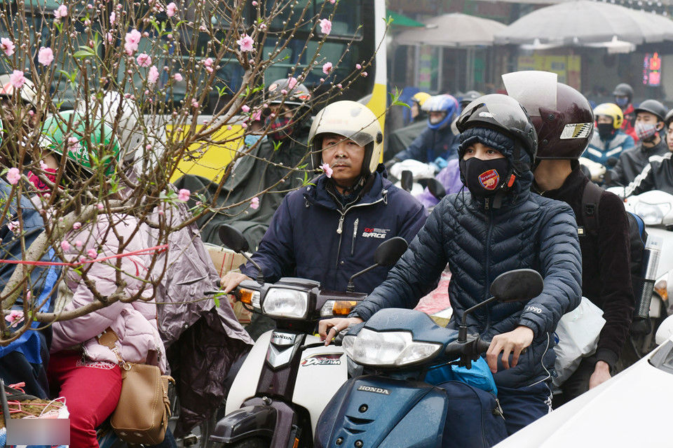 Người dân chật vật tìm lối thoát khỏi cửa ngõ Hà Nội