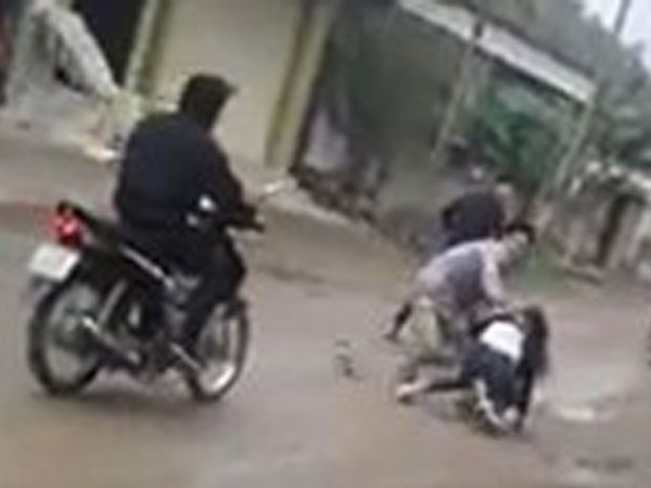 Dùng súng điện cướp xe máy giữa trưa ở Sài Gòn