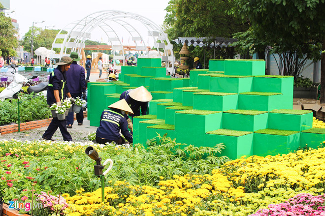 Cấp tập hoàn thiện đường hoa Tết Mậu Tuất 2018 ở phố đi bộ Nguyễn Huệ