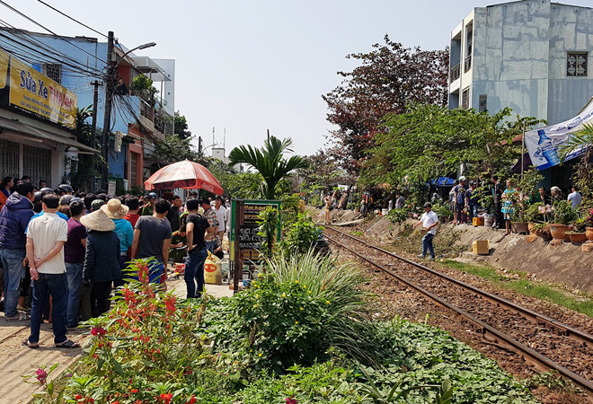 Một phụ nữ 32 tuổi bị tàu hỏa kéo lê 7 mét